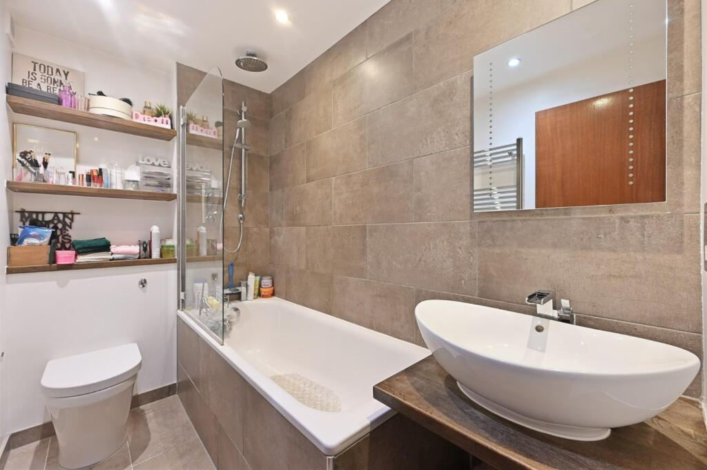 RCREE- 5 harriers close- bathroom 3 (1).jpg