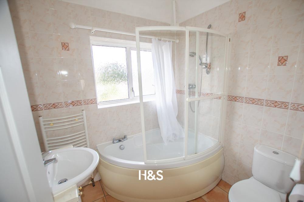 29 Conway Road - bathroom.jpg