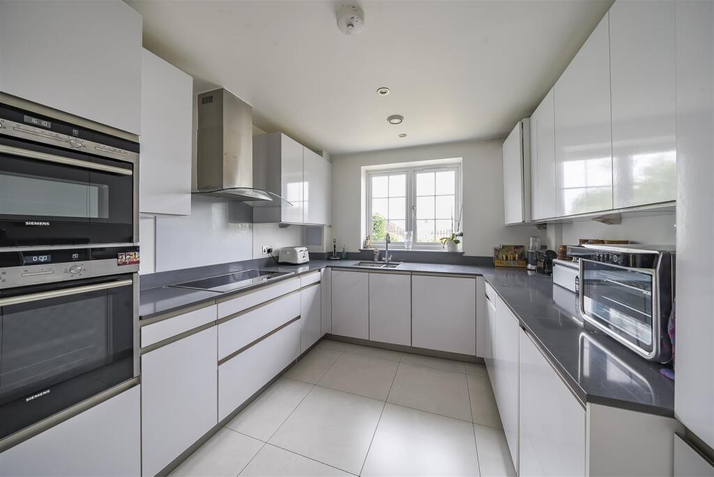 Kitchen/Breakfast Room: