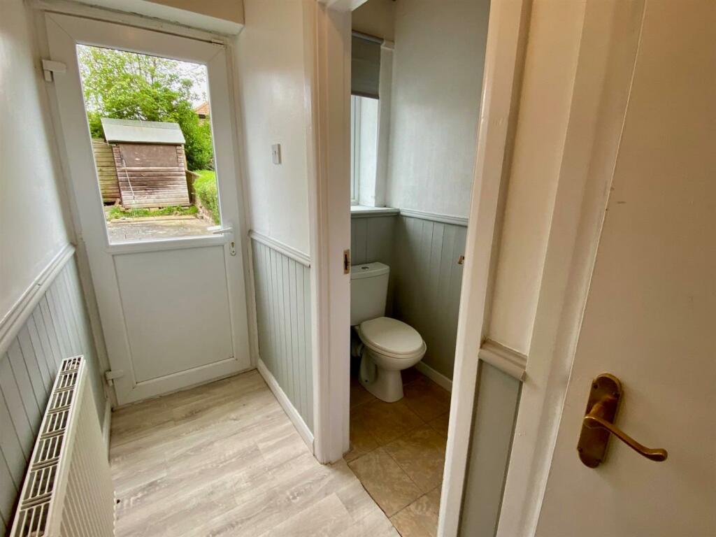 rear entrance and wc.jpg