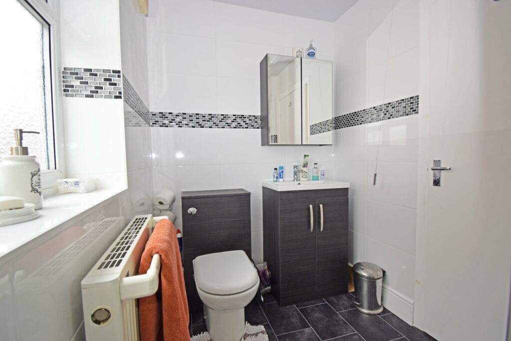 198A Old Birmingham Road, shower c.jpg