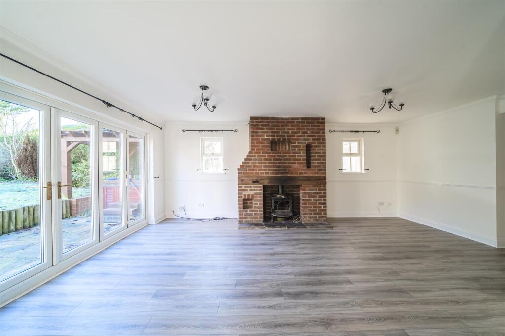 74 Hookhams Lane-lounge-17.jpg