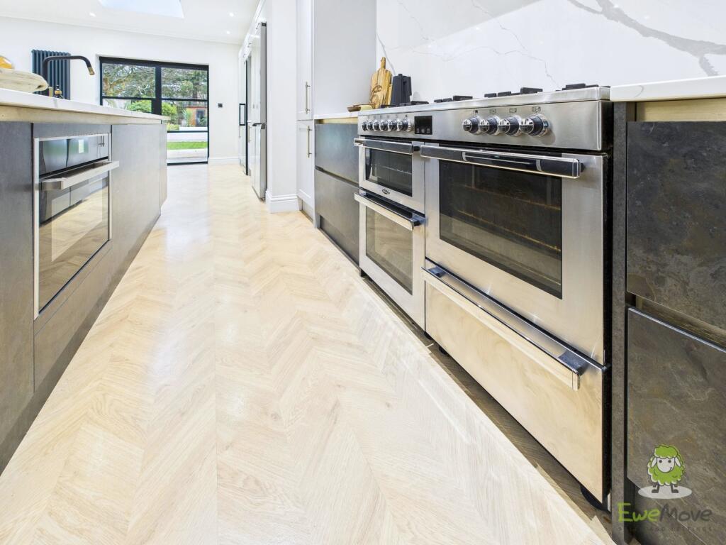 CAM01543G0-PR0166-STILL063