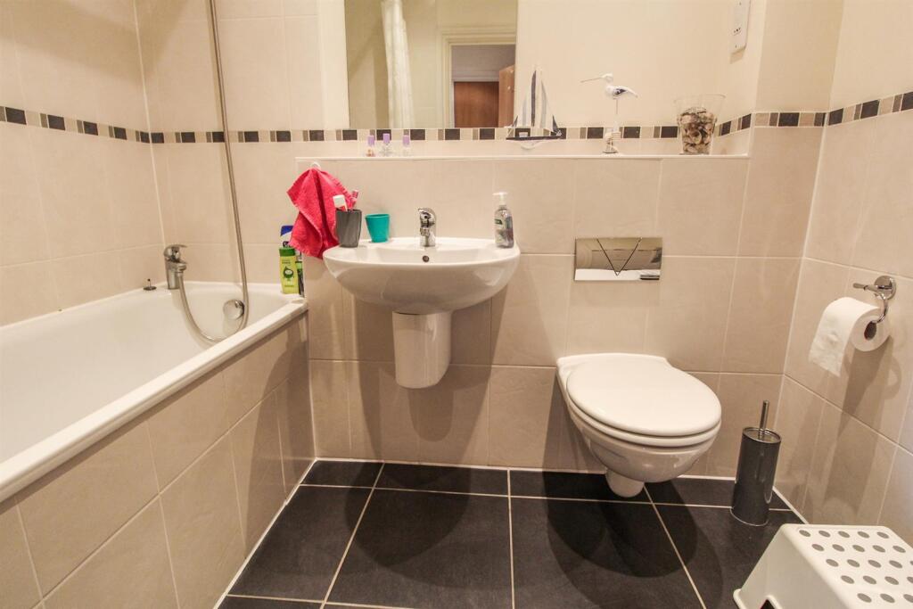 bathroom_1.jpg