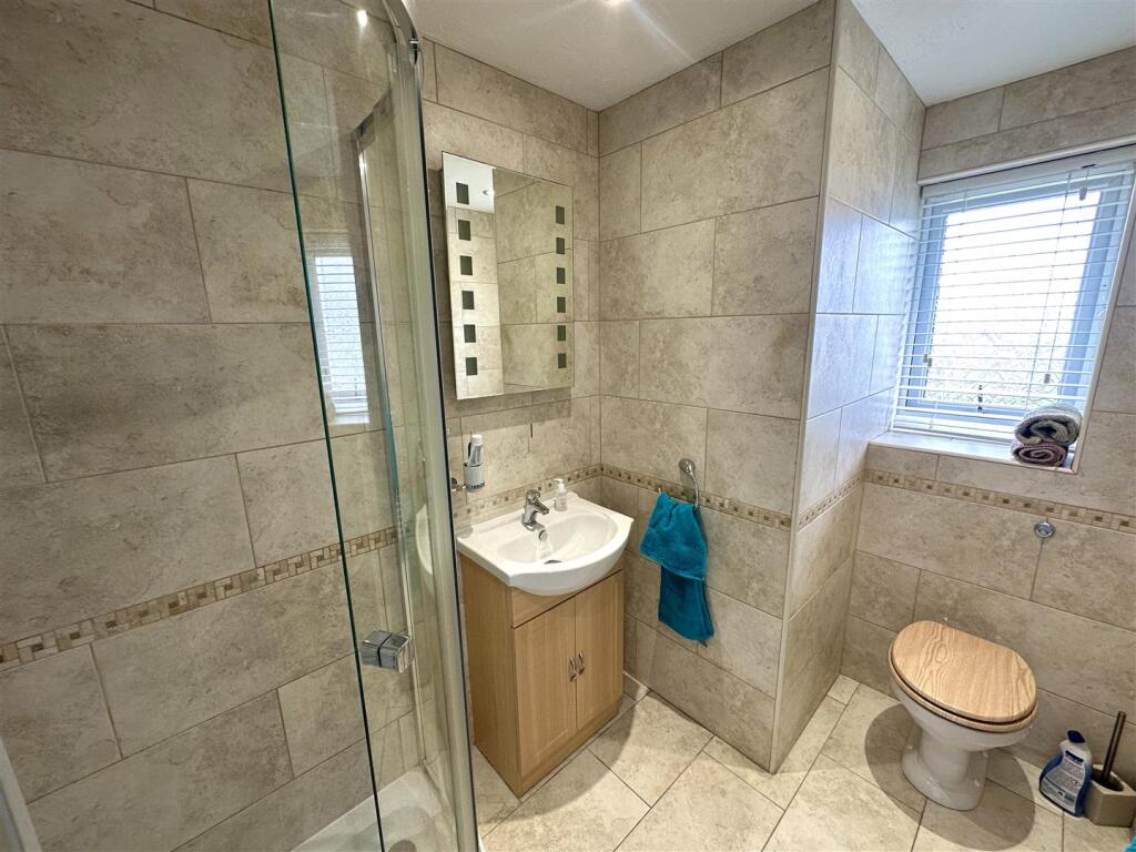 EN-SUITE SHOWER ROOM