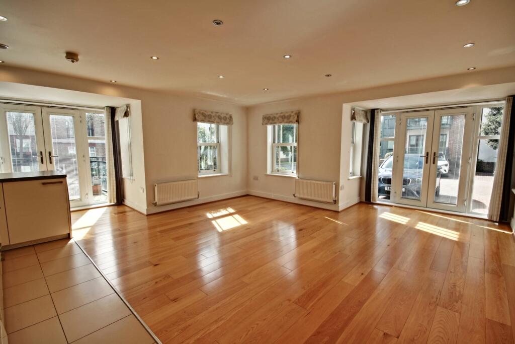 3 Holford Way - Reception-windows