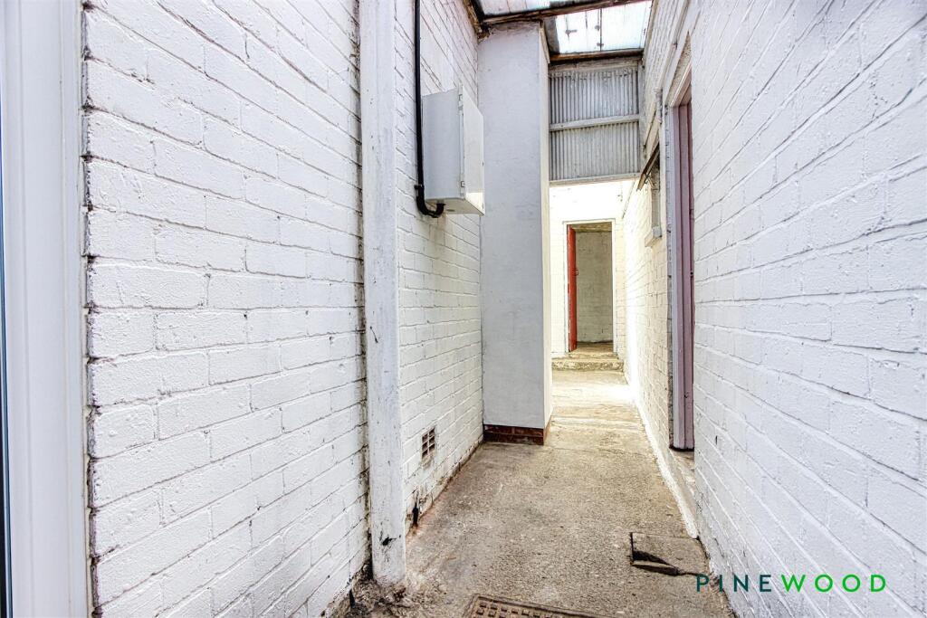 EXTERNAL HALLWAY ( COVERED)