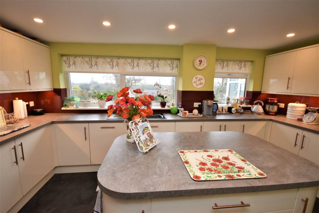 Kitchen...JPG