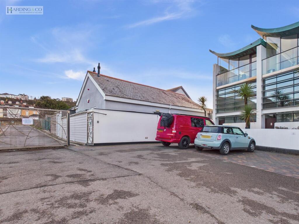 Outside &amp; Parking .2.jpg