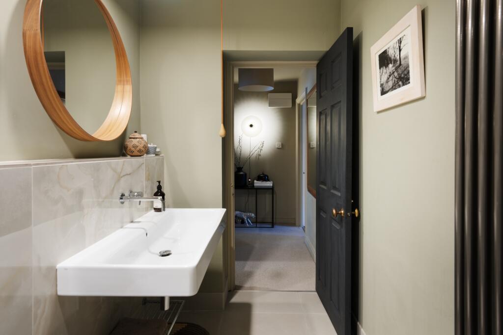 Bathroom to hal