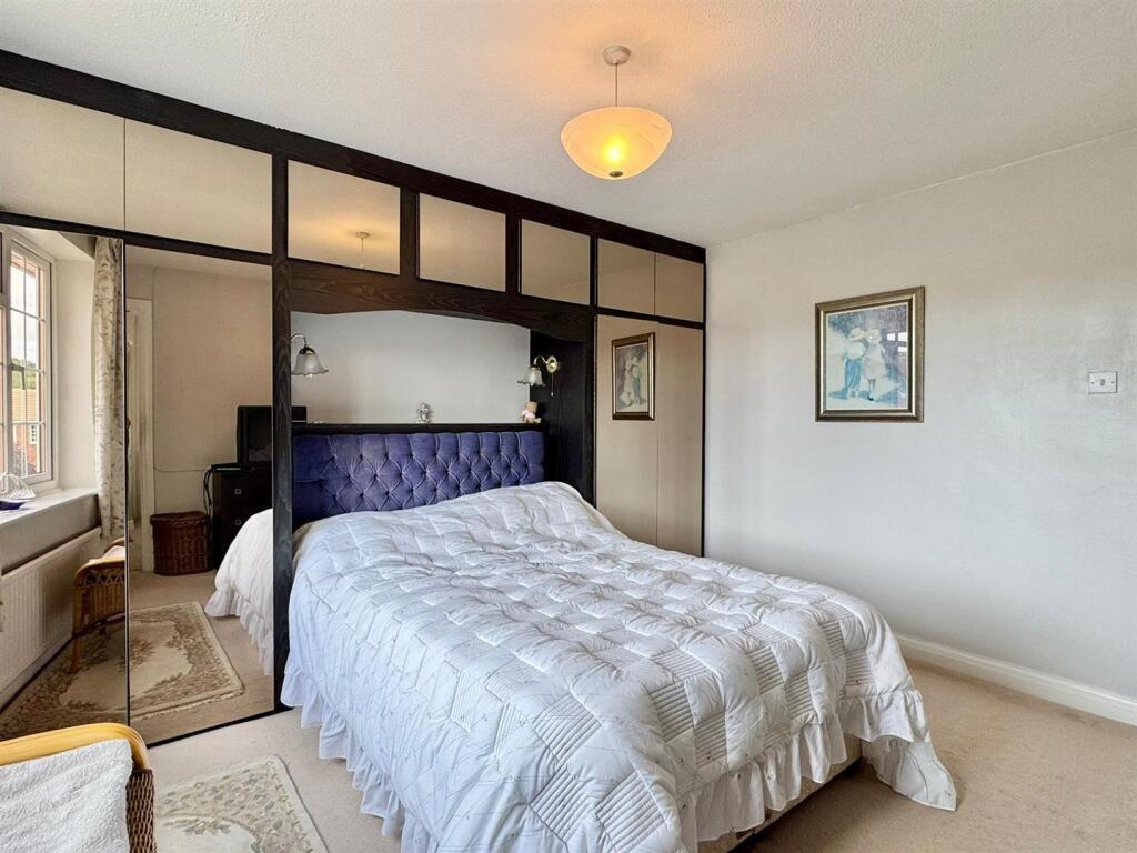 Master bedroom (2).jpg