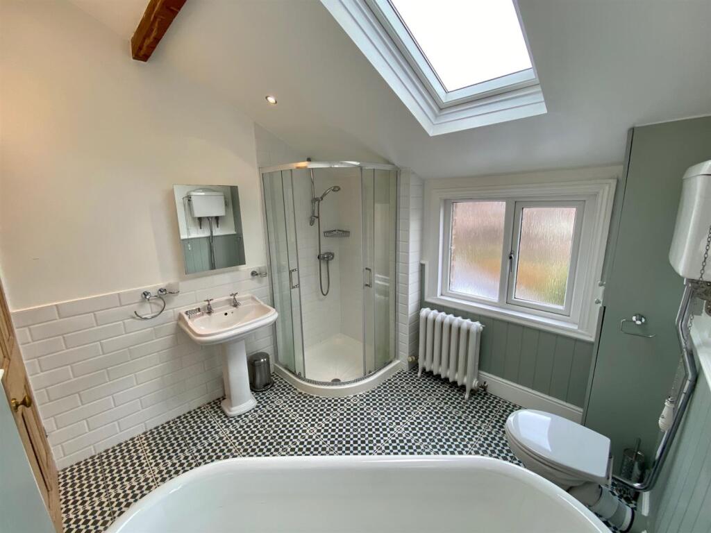 Bathroom..jpg
