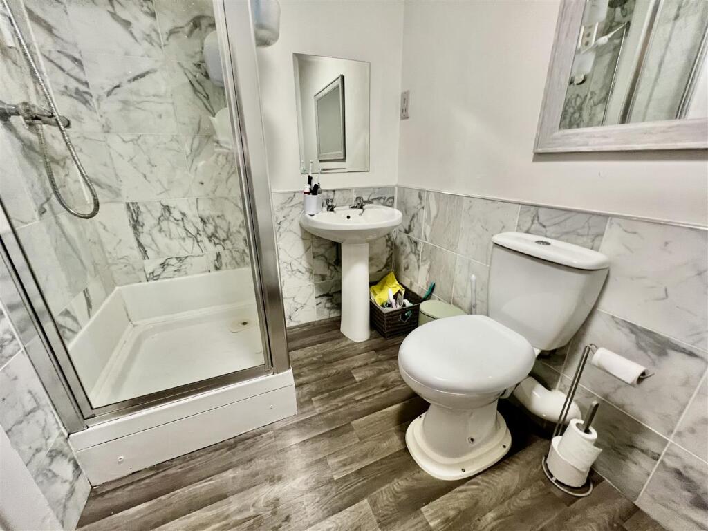 BATHROOM/WC