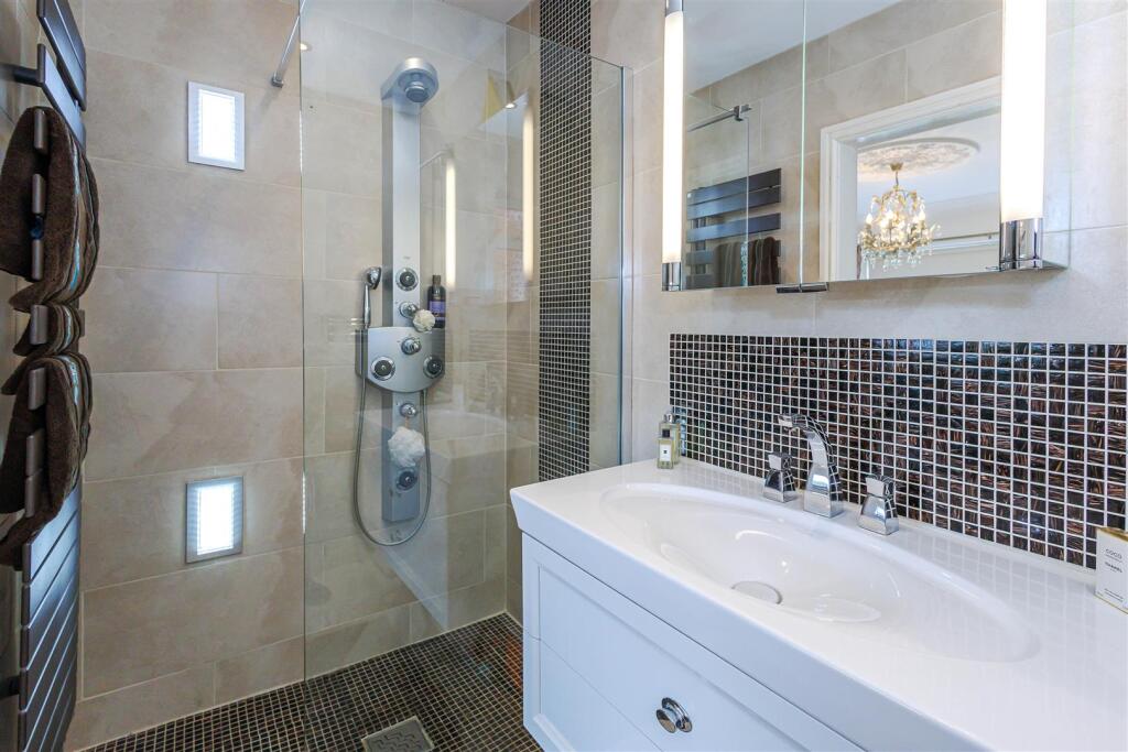 EN SUITE SHOWER ROOM