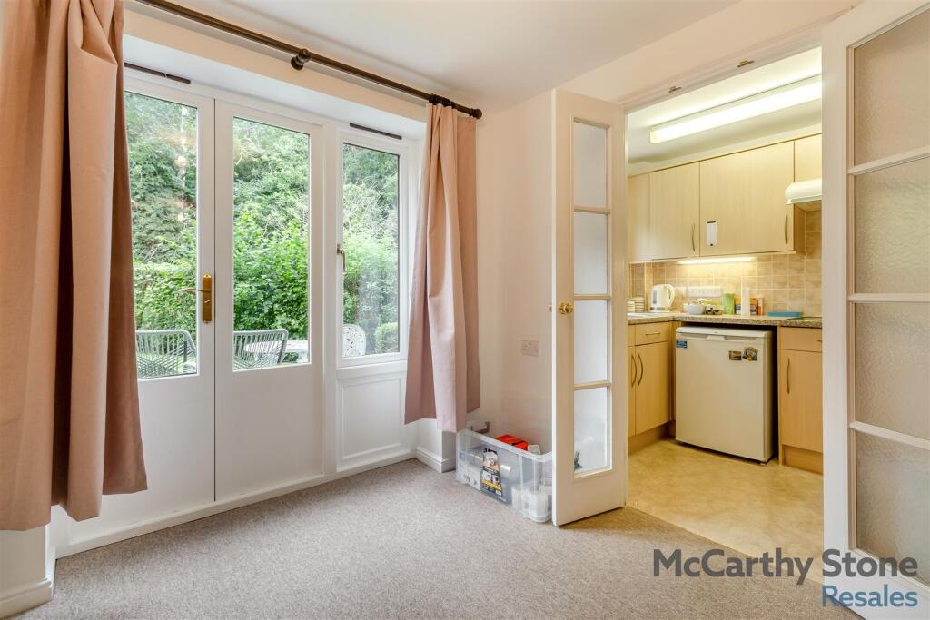 8664096-interior10.jpg