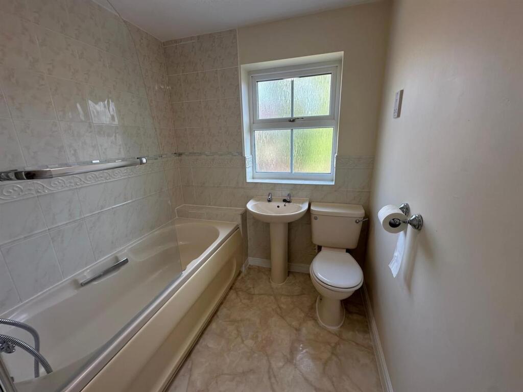Bathroom 1.jpeg