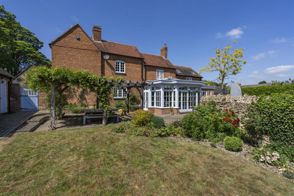 Chestnut Farmhouse (4).jpg