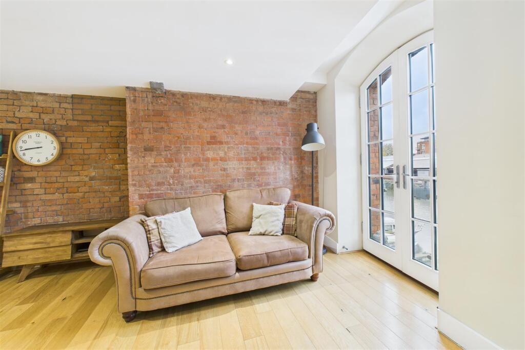 Living area 3.jpg