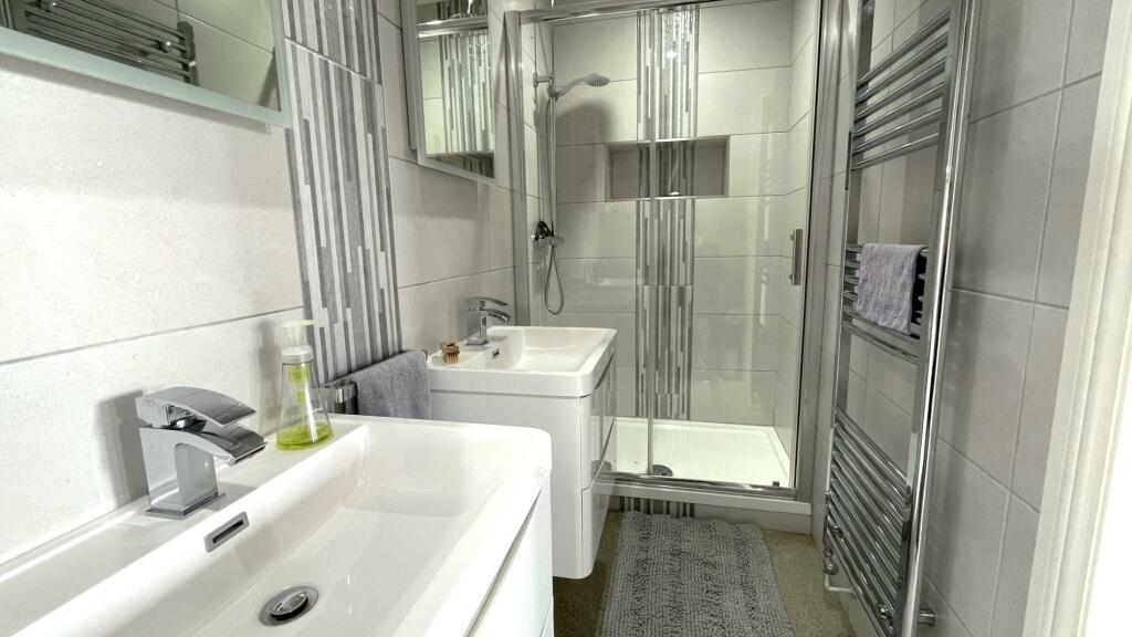 TILED EN-SUITE 4-PIECE SHOWER ROOM