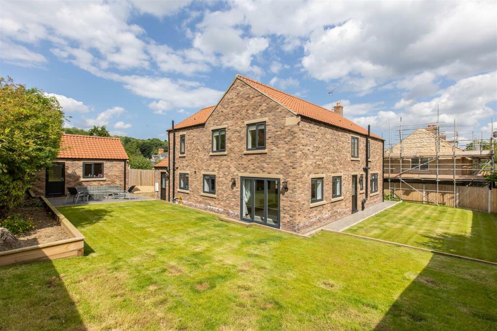 Hill View External-3.jpg