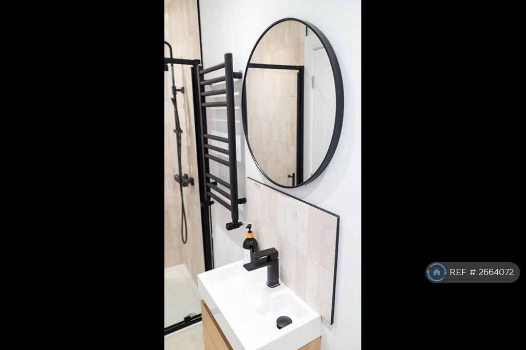 Room 4 - Ensuite