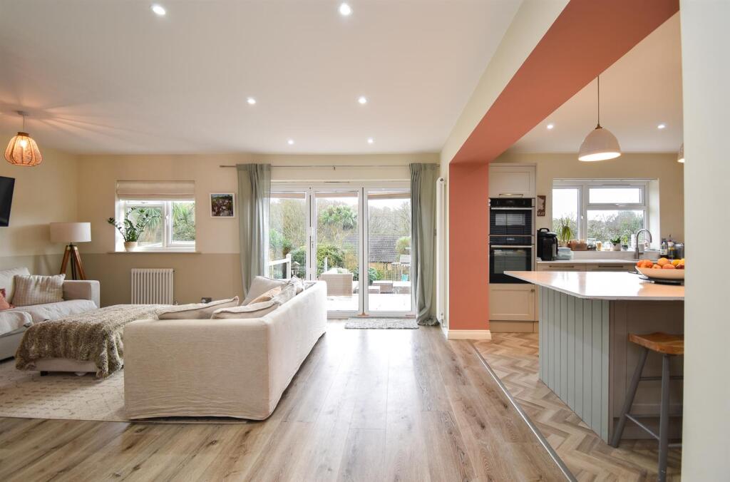 Open plan kitchen &amp; living space