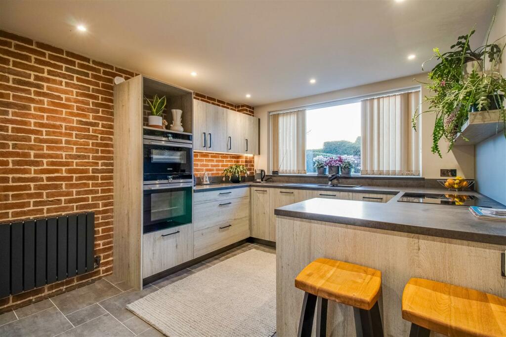 KITCHEN/BREAKFAST ROOM