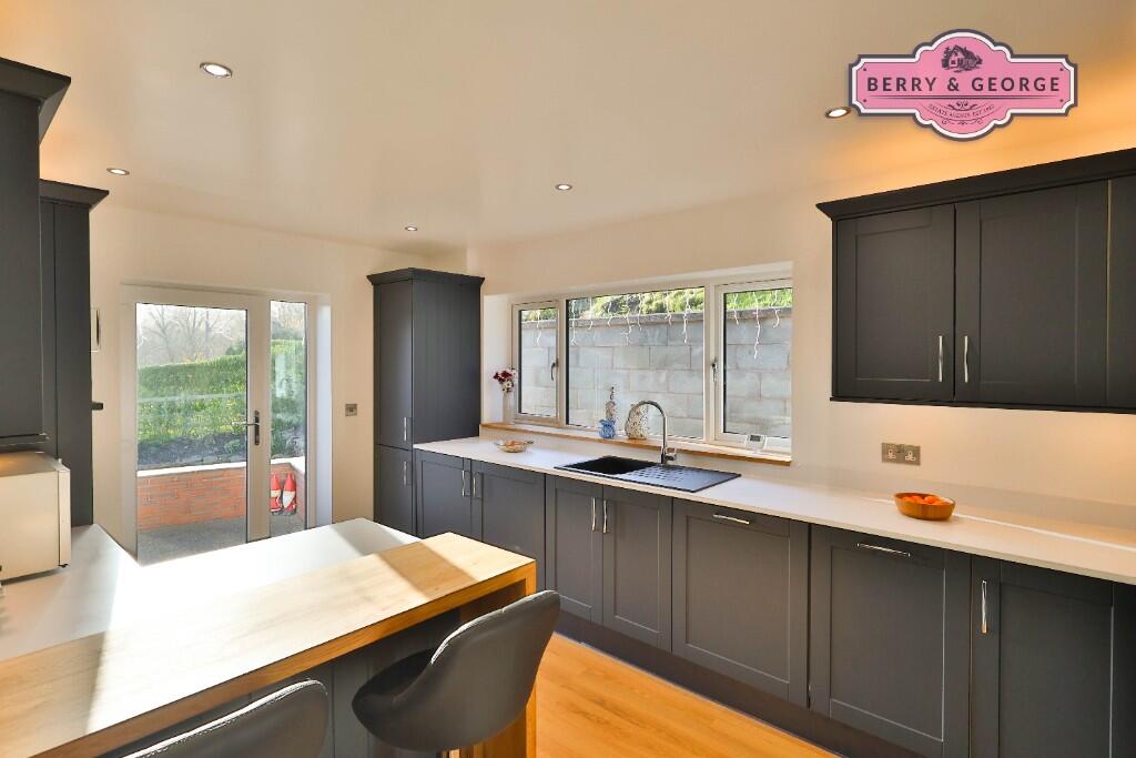 KITCHEN / BREAKFAST