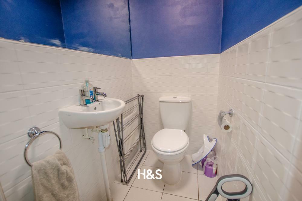 3 cardiff grove wc.jpg