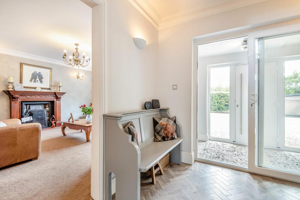 ENTRANCE HALL/PORCH