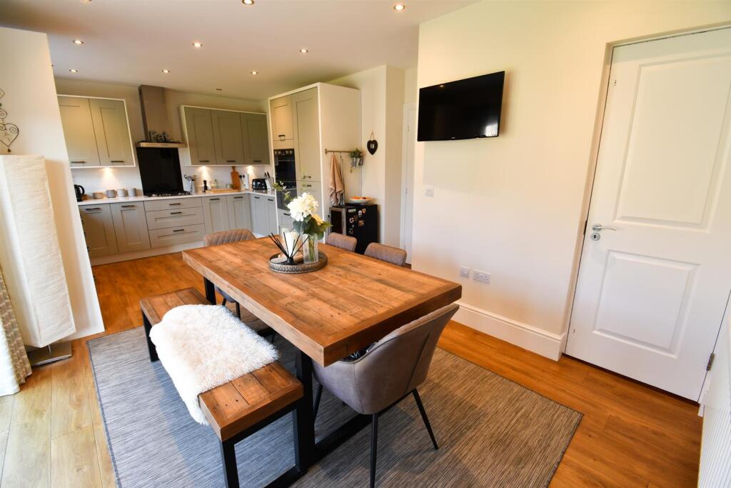 Kitchen/ Dining Room