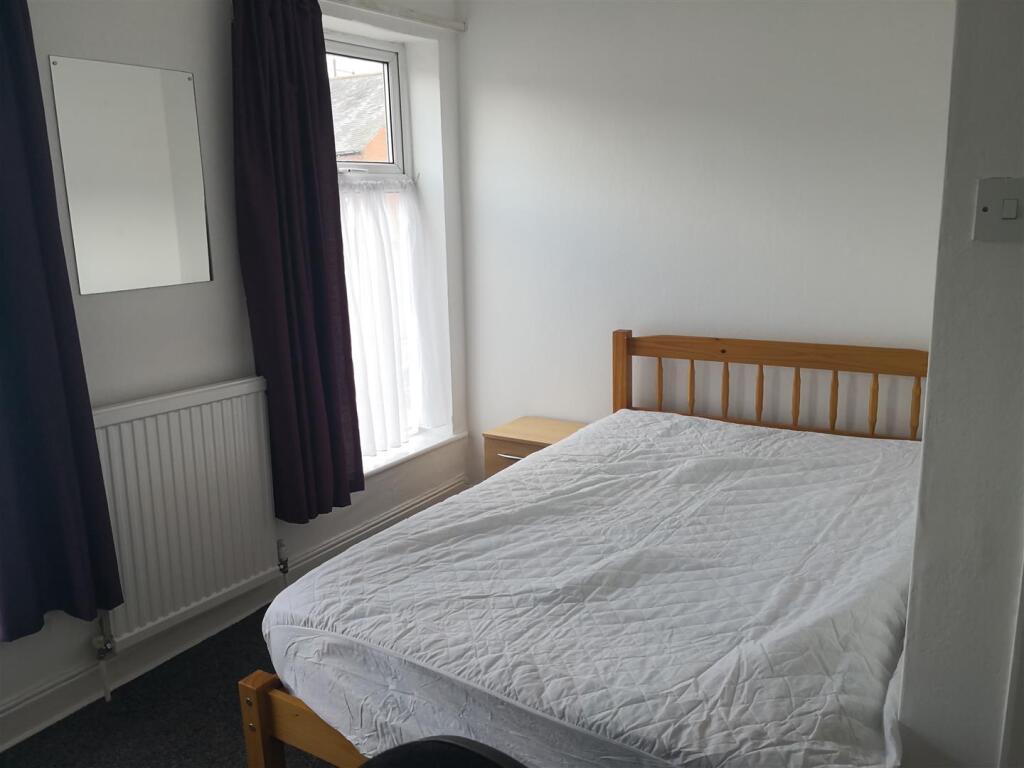 Bedroom 4.4.jpg