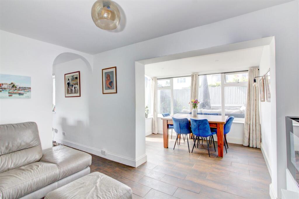 Sitting/dining room