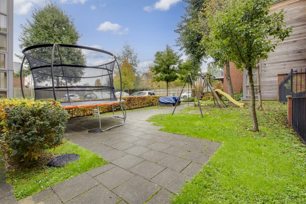 10 Lindsay Court, Lindsay Avenue, HP12 3GF-12.jpg
