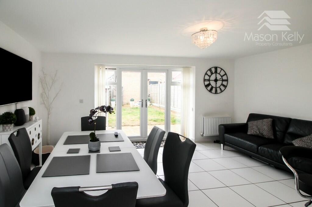 DINING &amp; FAMILY ROOM