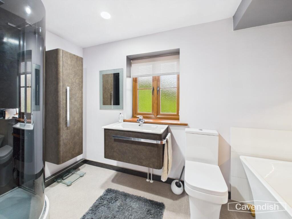 EN-SUITE BATHROOM