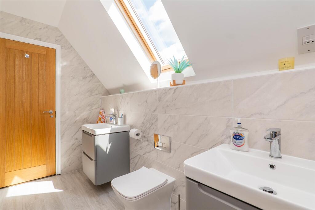 Jack &amp; Jill Ensuite