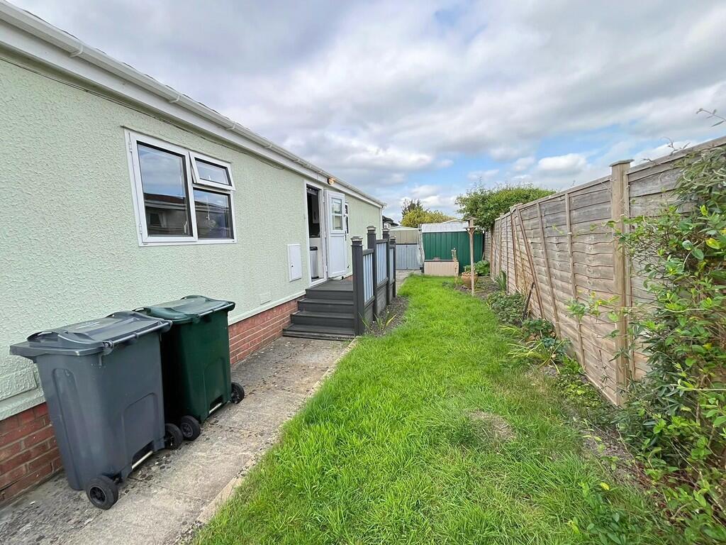 Side garden to Ki...