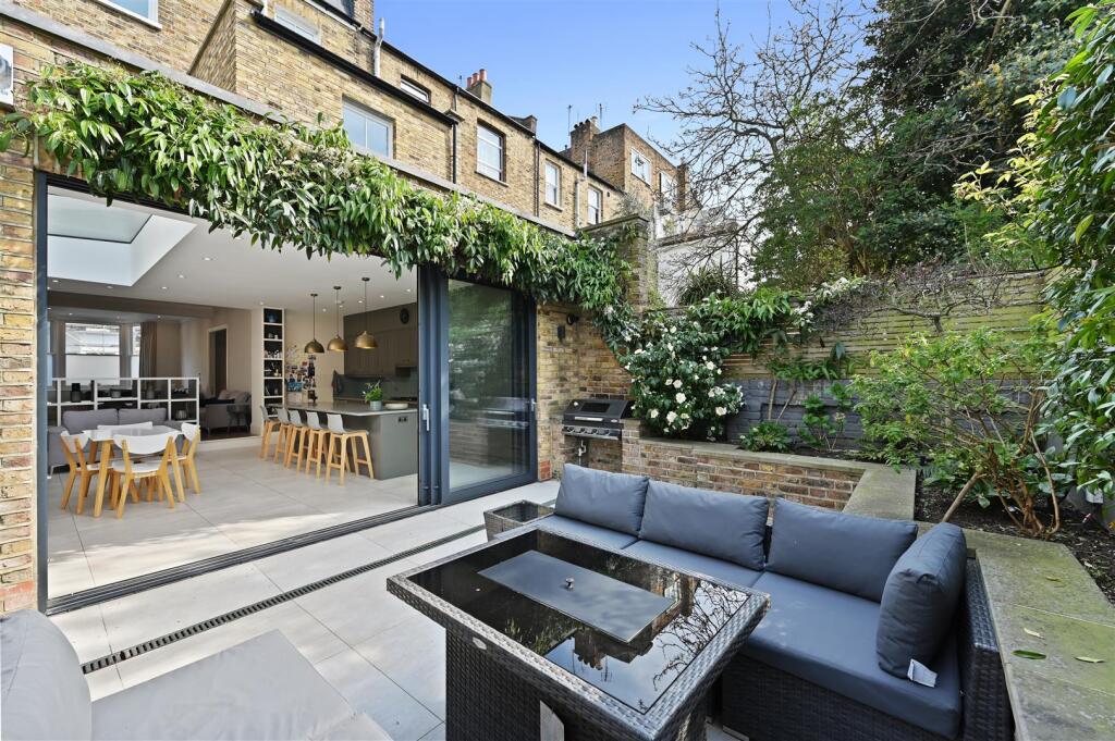 FB - 108A St Stephens Avenue - GardenB3 (1).JPG