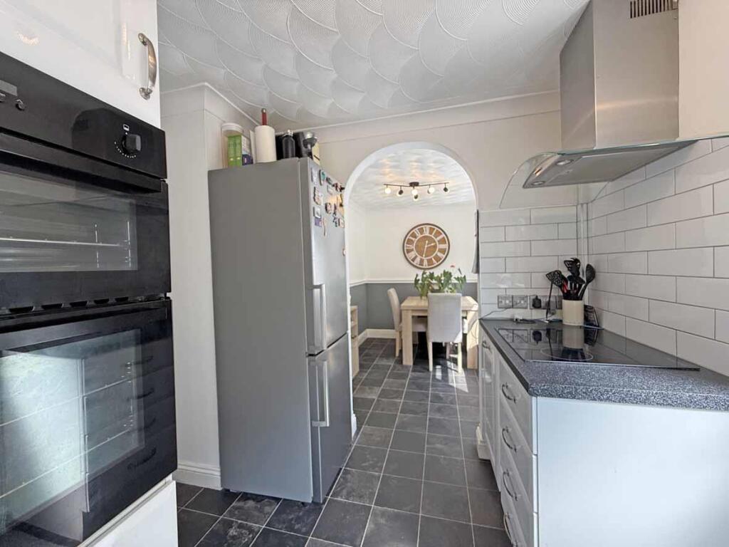 Humber Close 33 - Kitchen 2.jpg