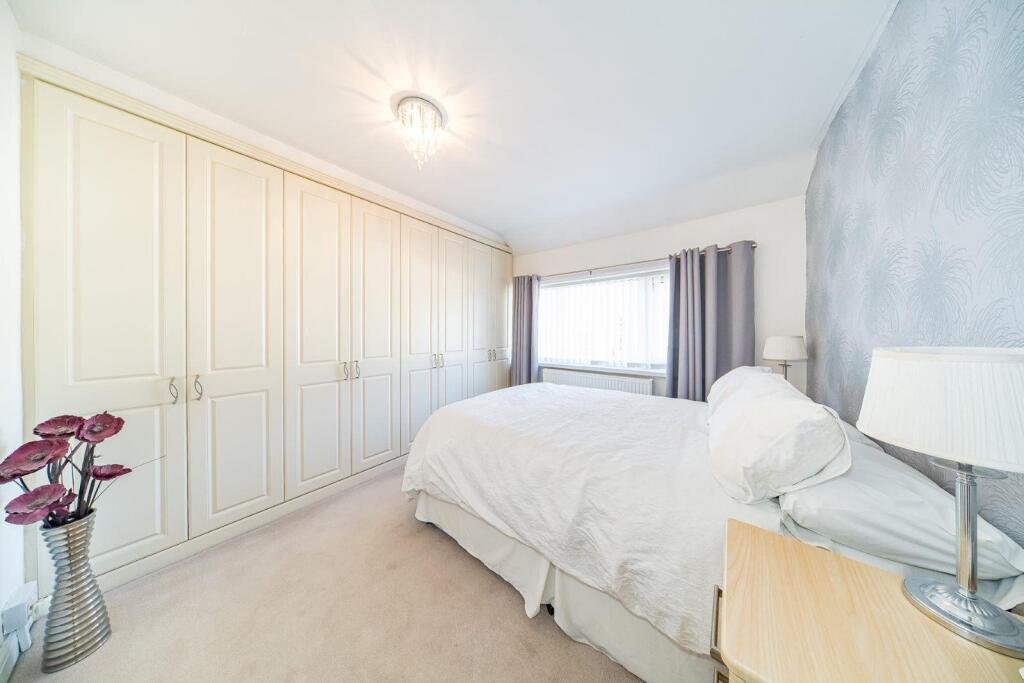 10 Birch Grove bedroom 1.jpg