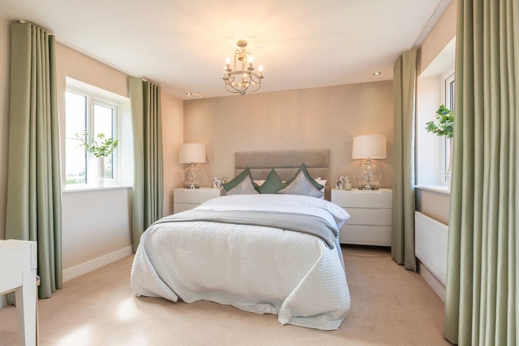 King-size main bedroom