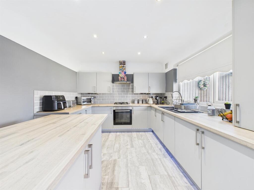 CAM03844G0-PR0241-STILL004.jpg