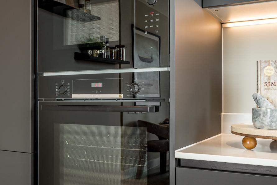 Oven &amp; microwave Close