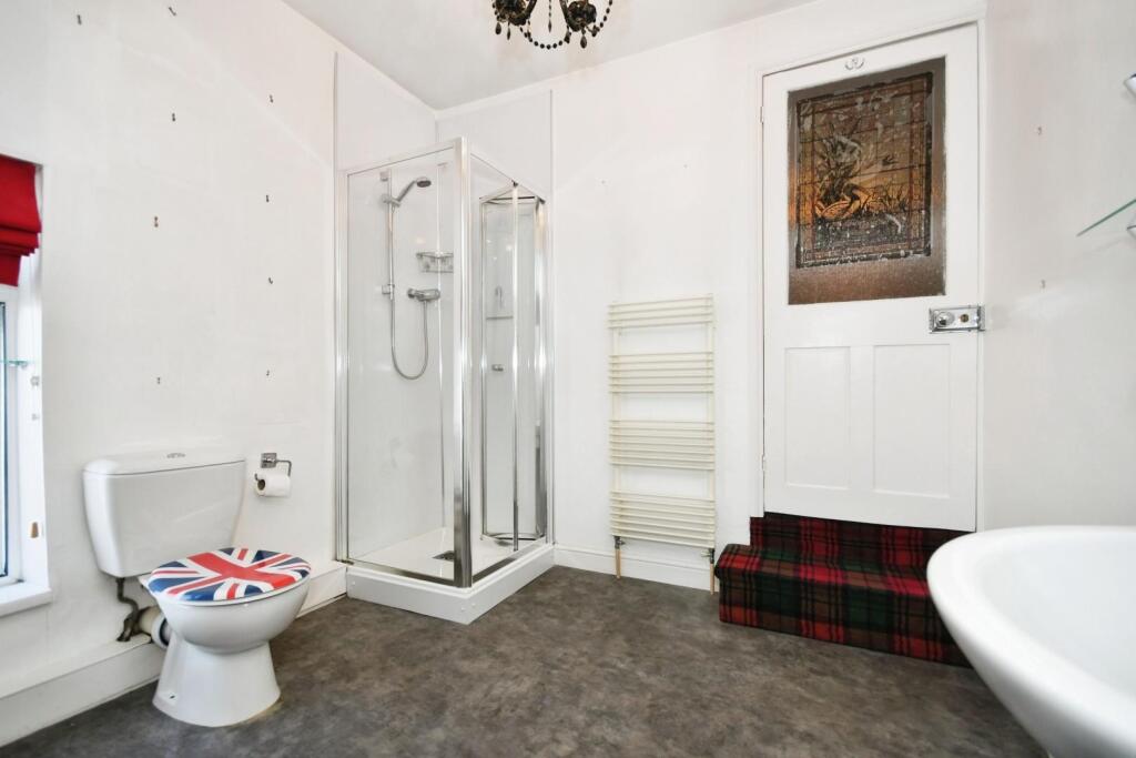 BATHROOM 01.JPG