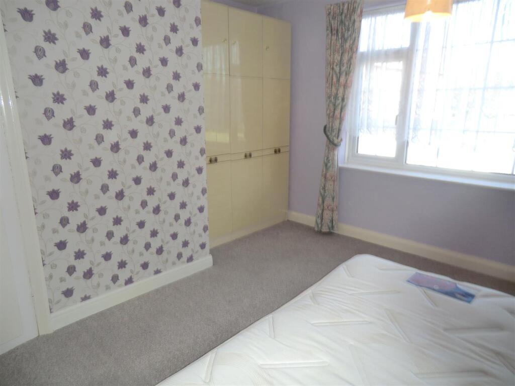 bed2.jpg