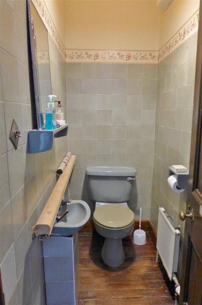 ground floor toilet.JPG