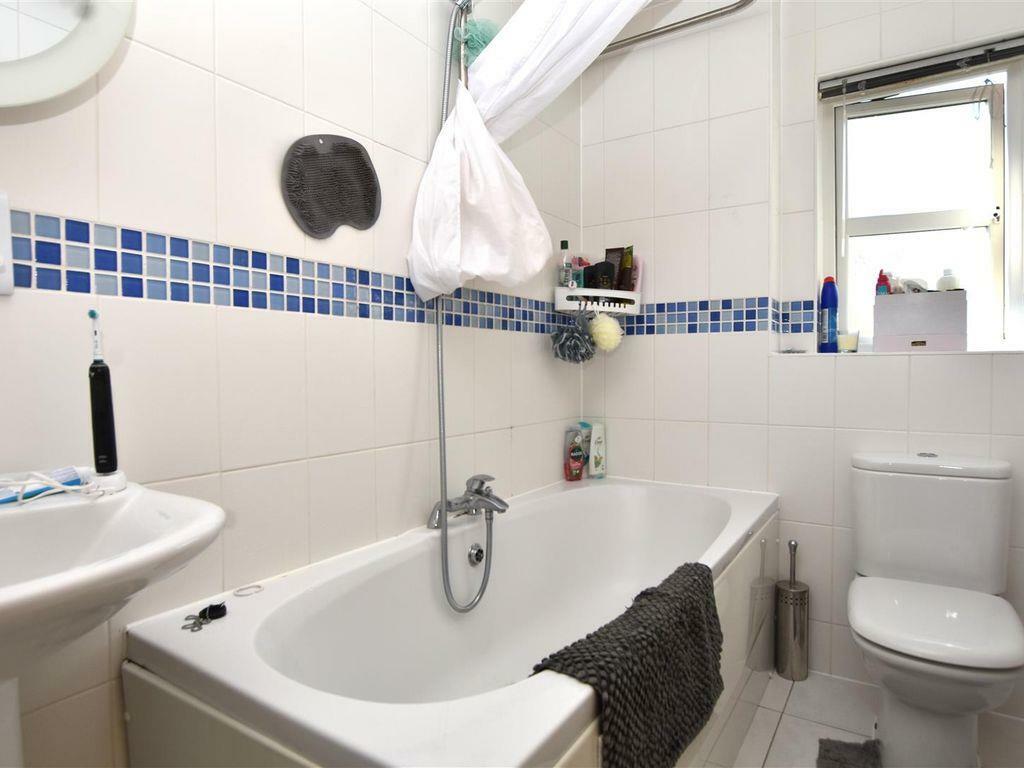 bathroom..jpg