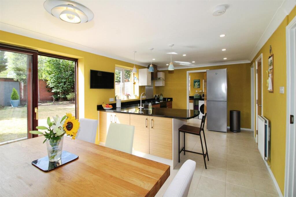Open plan kitchen/dining room