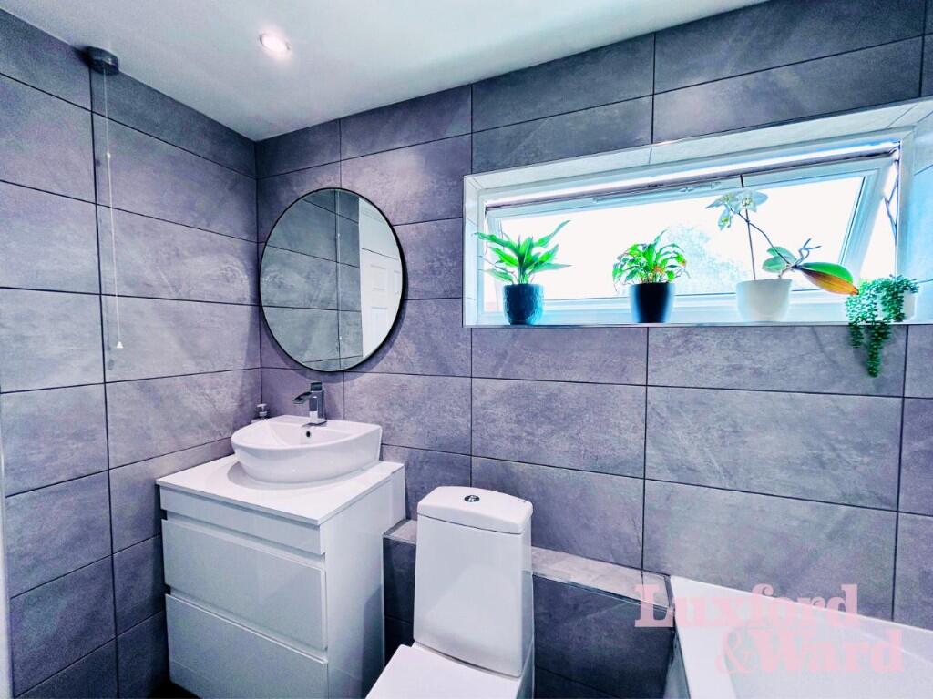 Bathroom 1/2